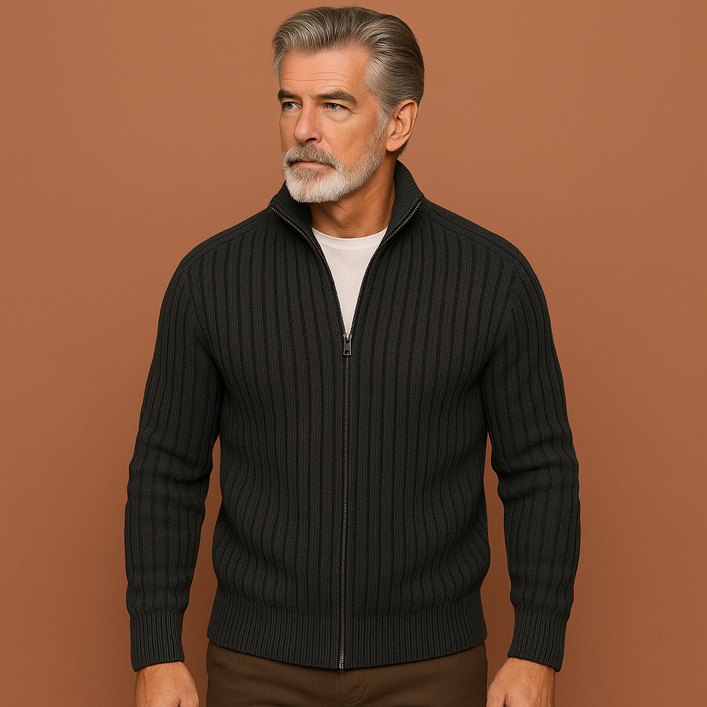 Donkergrijs gebreid heren vest met moderne pasvorm en rits, ideaal voor frisse dagen en casual outfits.