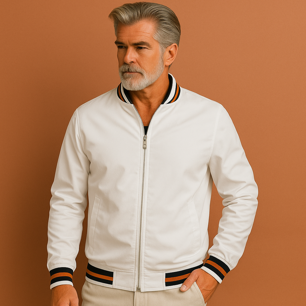 Heren overgangsjas in wit met sportieve kraag, lichtgewicht en ademend voor casual outfits in lente en herfst.