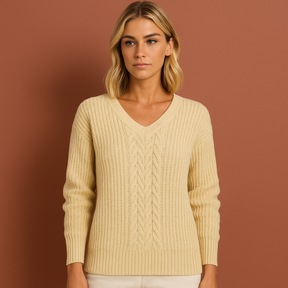 Dames gebreide trui in abrikooskleur met warme uitstraling, perfect voor casual outfits.