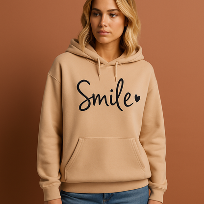 Smile-Love hoodie voor dames in beige met zachte pasvorm en vrolijk ontwerp voor dagelijks comfort.