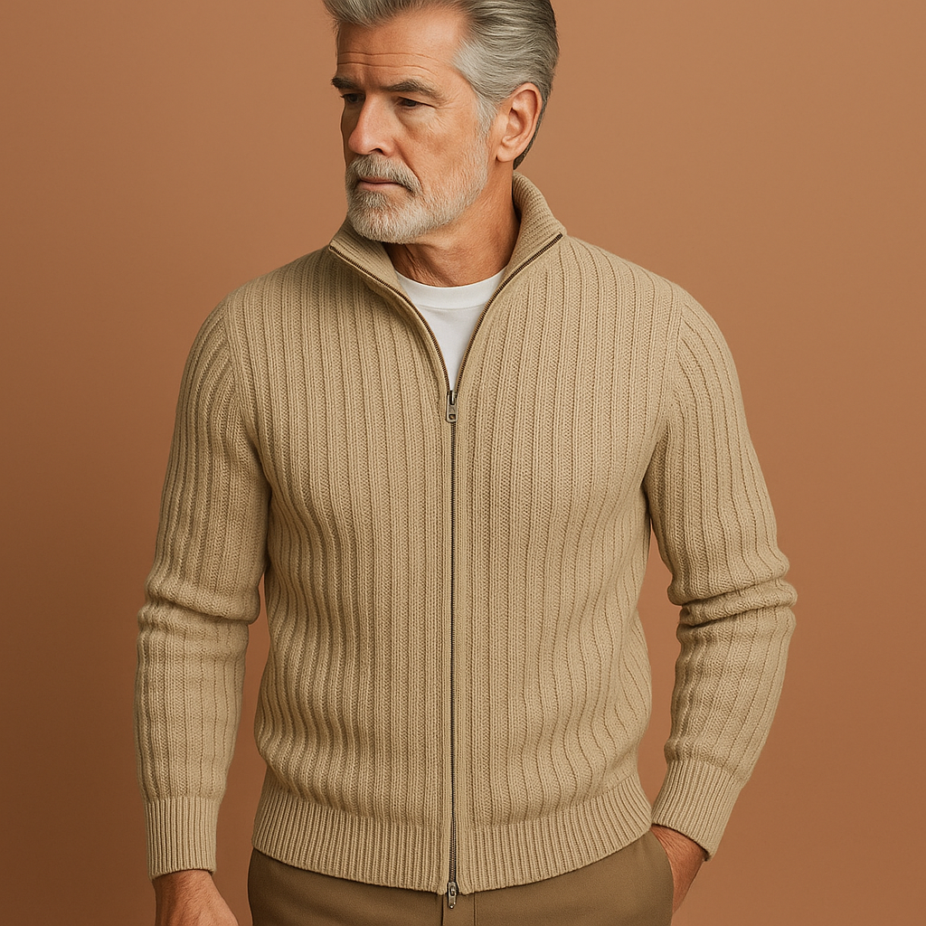 Beige gebreid heren vest met moderne pasvorm en rits, ideaal voor frisse dagen en casual outfits.