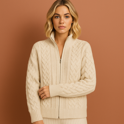 Beige gebreid kabelvest voor dames met ritssluiting en elegant kabelpatroon, perfect voor stijlvolle herfst- en winterdagen.