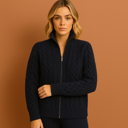 Blauw gebreid kabelvest voor dames met ritssluiting en elegant kabelpatroon, perfect voor stijlvolle herfst- en winterdagen.