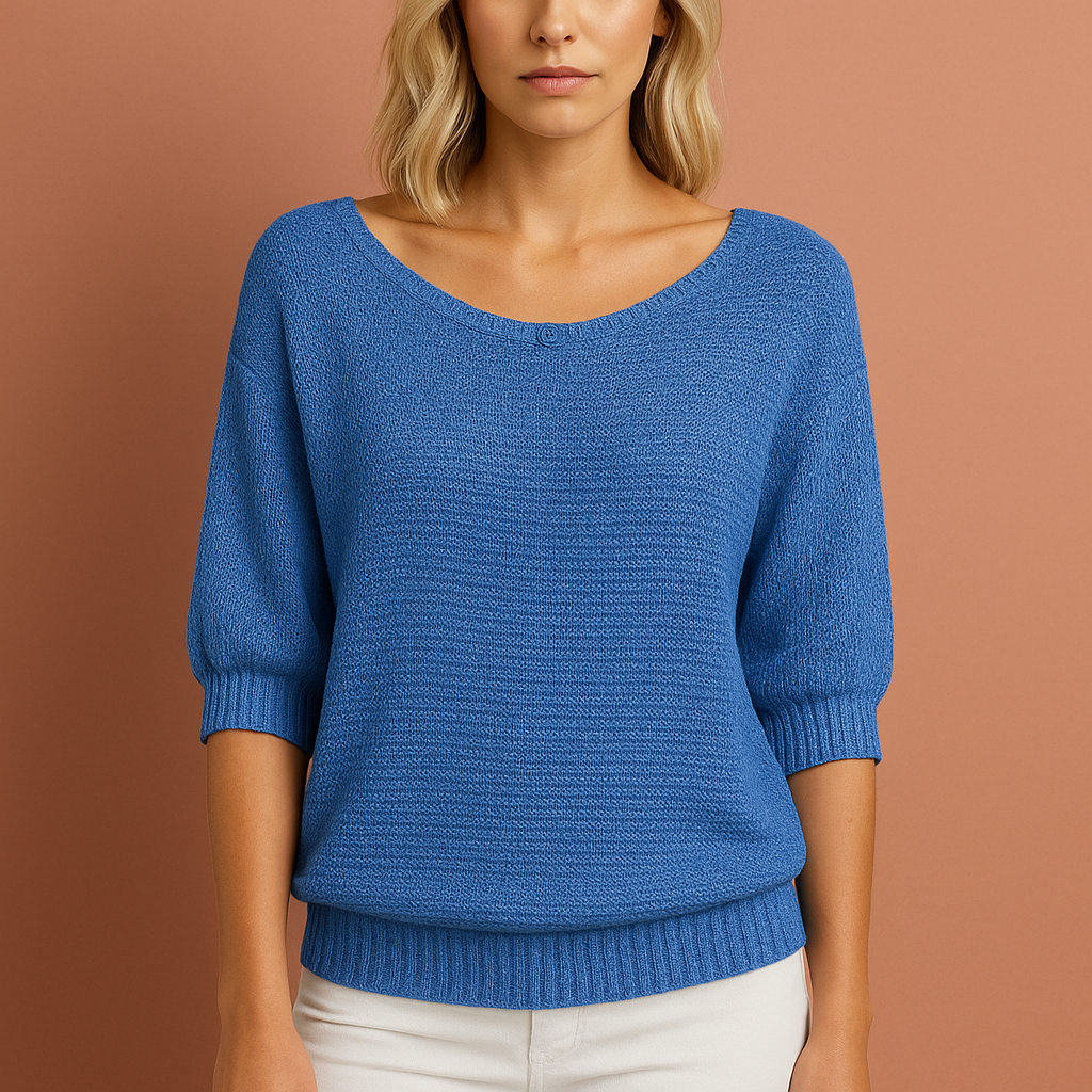 Dames trui in blauw met ruches detail, zacht en comfortabel voor casual en stijlvolle outfits.