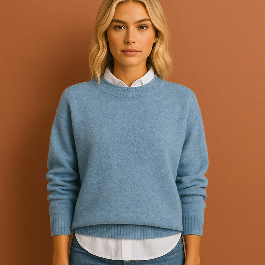Dames trui in blauw met elegant design, warm en comfortabel voor dagelijks gebruik.