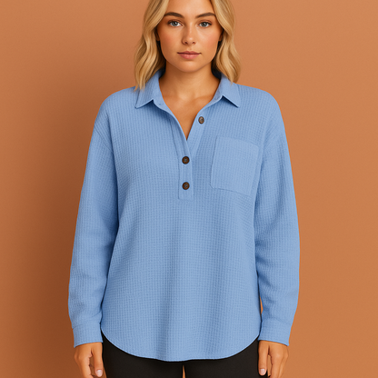 Blauwe oversized blouse voor dames met casual pasvorm, luchtig en stijlvol voor lente- en zomerdagen.