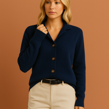 Dames vest in donkerblauw met gebreid design, zacht en comfortabel voor casual en stijlvolle outfits.