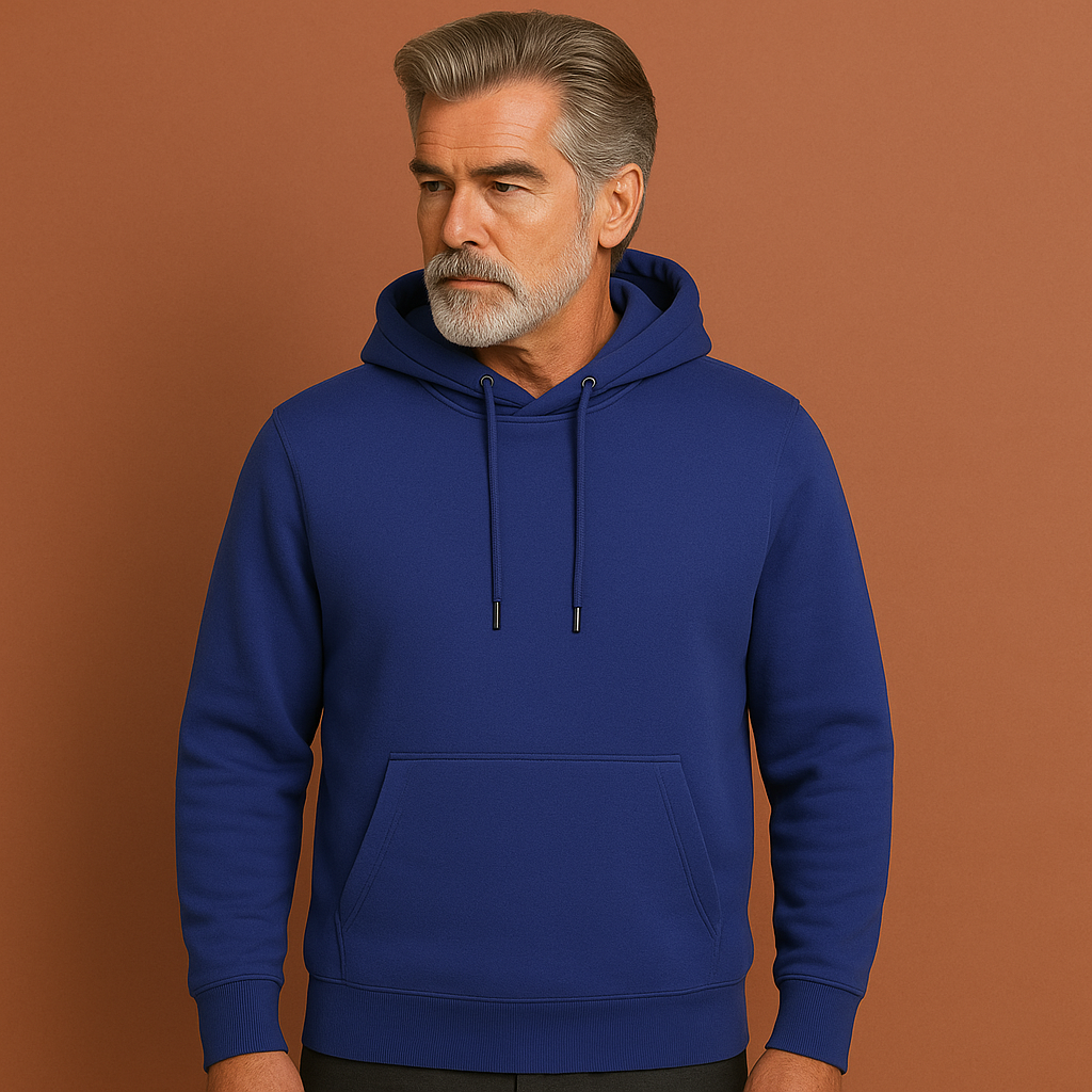 Heren hoodie in donkerblauw met minimalistisch design, zacht en comfortabel voor casual en stijlvolle outfits.