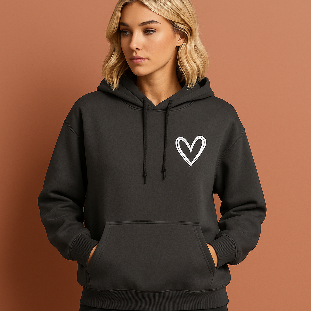 Hoodie voor dames met hartprint in verschillende kleuren, ideaal voor casual outfits en koude dagen.