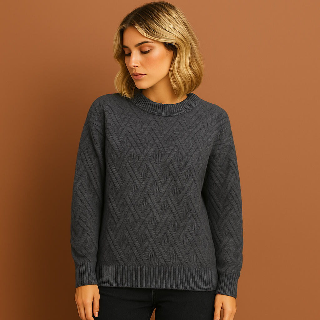 Donkergrijze damestrui met stijlvolle pasvorm en moderne uitstraling, ideaal voor koude dagen en casual outfits.