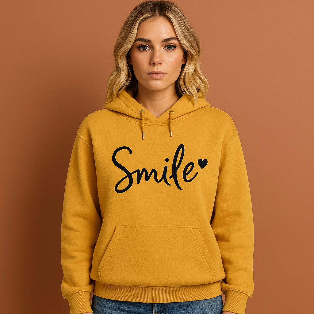 Smile-Love hoodie voor dames in geel met zachte pasvorm en vrolijk ontwerp voor dagelijks comfort.