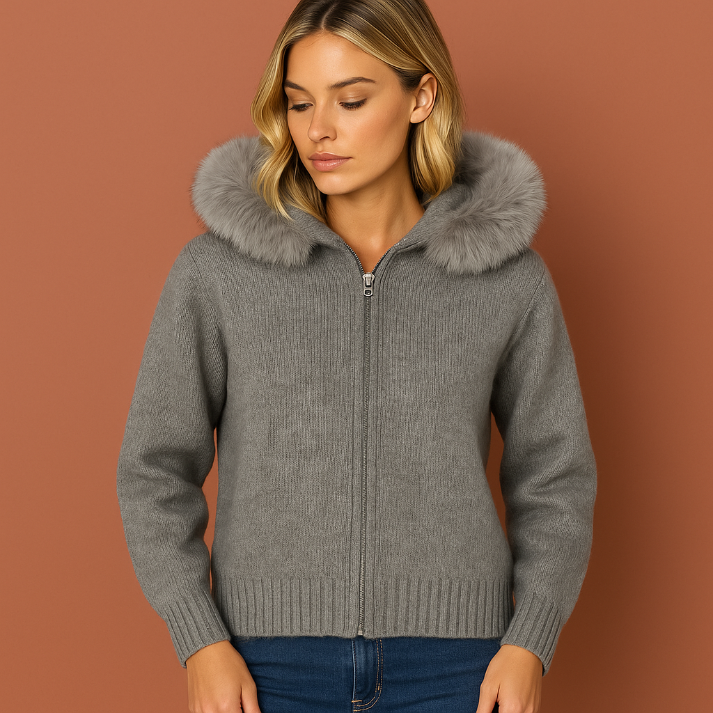 Lang damesvest in grijs met capuchon en imitatiebont, zacht en comfortabel voor casual en stijlvolle winteroutfits.