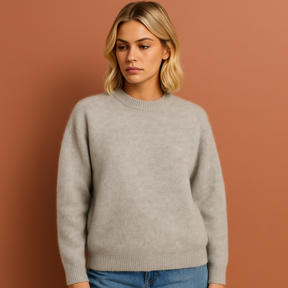 Grijze dames crewneck sweater met comfortabele pasvorm, ideaal voor casual looks en relaxte dagen.