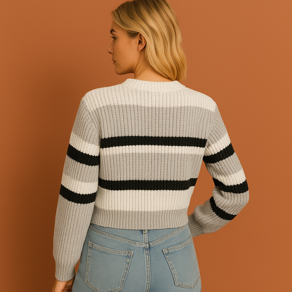 Grijze gestreepte damestrui met comfortabele pasvorm, ideaal voor casual outfits en herfstlooks.