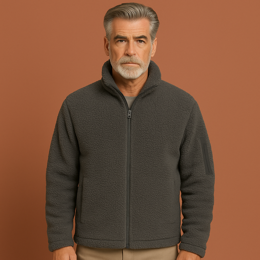 Heren fleecejas met capuchon in grijze kleur, ideaal voor koude dagen en outdoor gebruik.