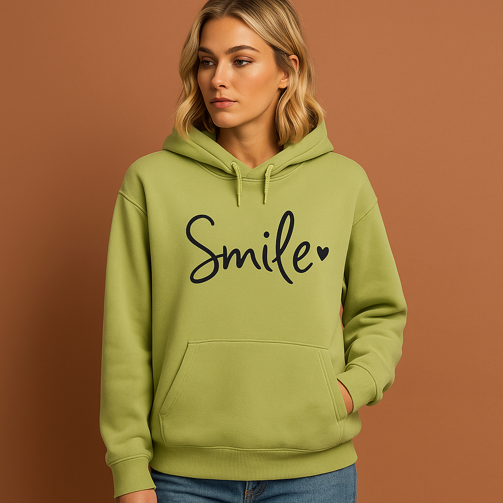 Smile-Love hoodie voor dames in groen met zachte pasvorm en vrolijk ontwerp voor dagelijks comfort.