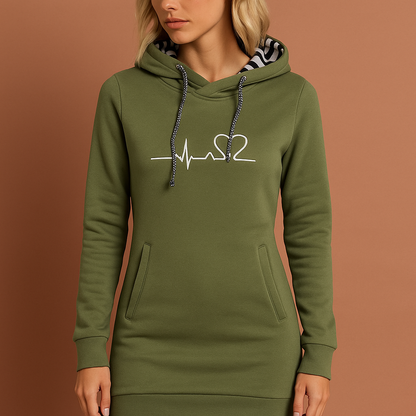 Groene hoodie-jurk voor dames met vrolijke hondenprint, comfortabel en warm voor casual winterdagen.