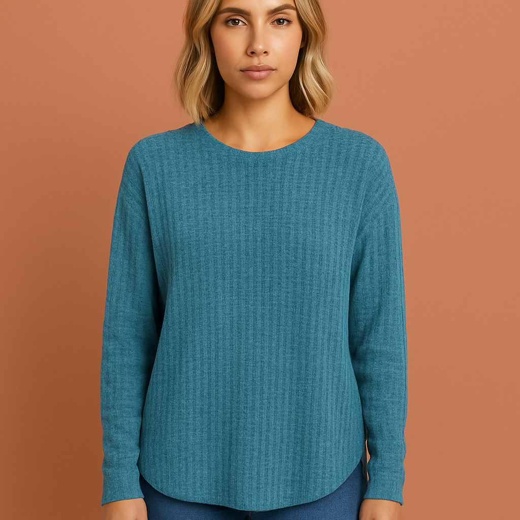 Hemelsblauwe damestrui met moderne pasvorm en stijlvolle uitstraling, zacht en ideaal voor koude dagen en casual outfits.