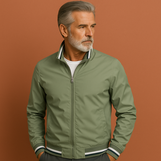 Heren overgangsjas in legergroen met sportieve kraag, lichtgewicht en ademend voor casual outfits in lente en herfst.