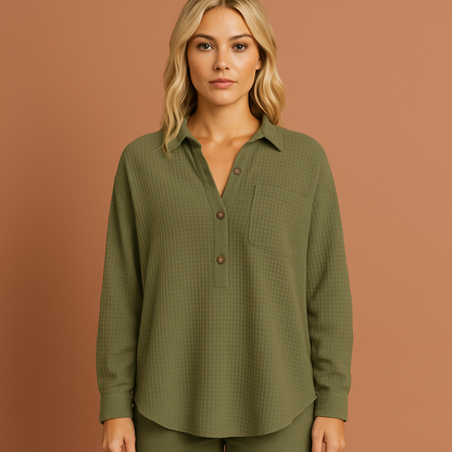 Legergroene oversized blouse voor dames met casual pasvorm, luchtig en stijlvol voor lente- en zomerdagen.