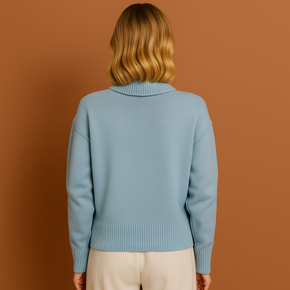 Lichtblauwe damestrui met elegante  afwerking en comfortabele pasvorm, perfect voor casual en stijlvolle outfits.