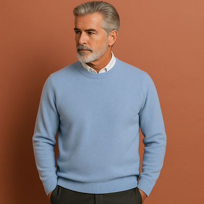 Heren trui in lichtblauw met tijdloos design, zacht en comfortabel voor stijlvolle en casual outfits.