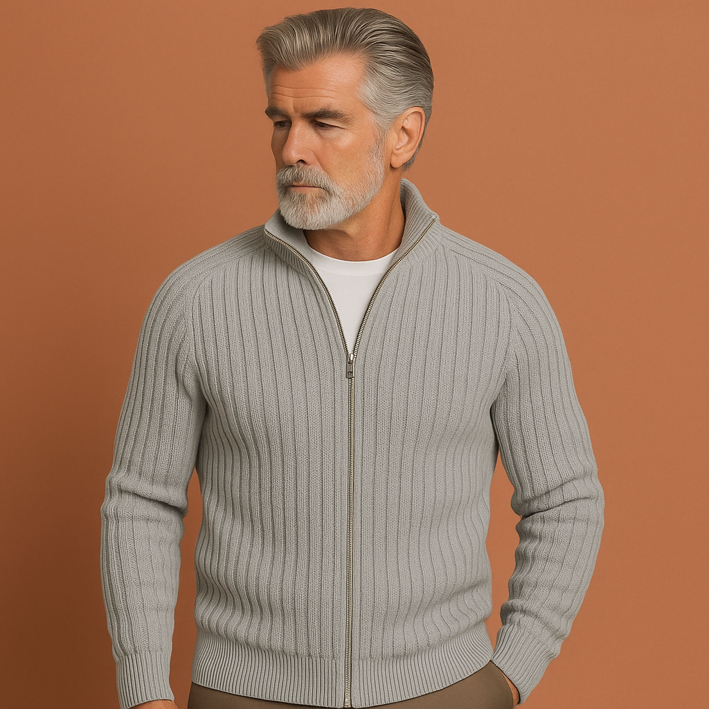 Lichtgrijs gebreid heren vest met moderne pasvorm en rits, ideaal voor frisse dagen en casual outfits.