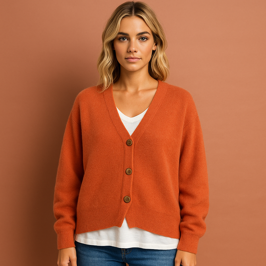 Dames gebreid vest in oranje met V-hals en knopen, zacht en comfortabel voor casual en stijlvolle outfits.
