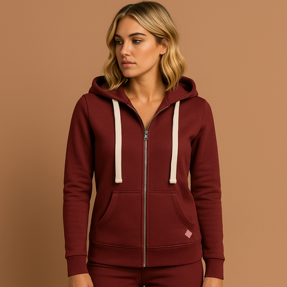 Rood comfortabel damesvest met rits en verstelbare capuchon, ideaal voor koelere dagen en casual outfits.