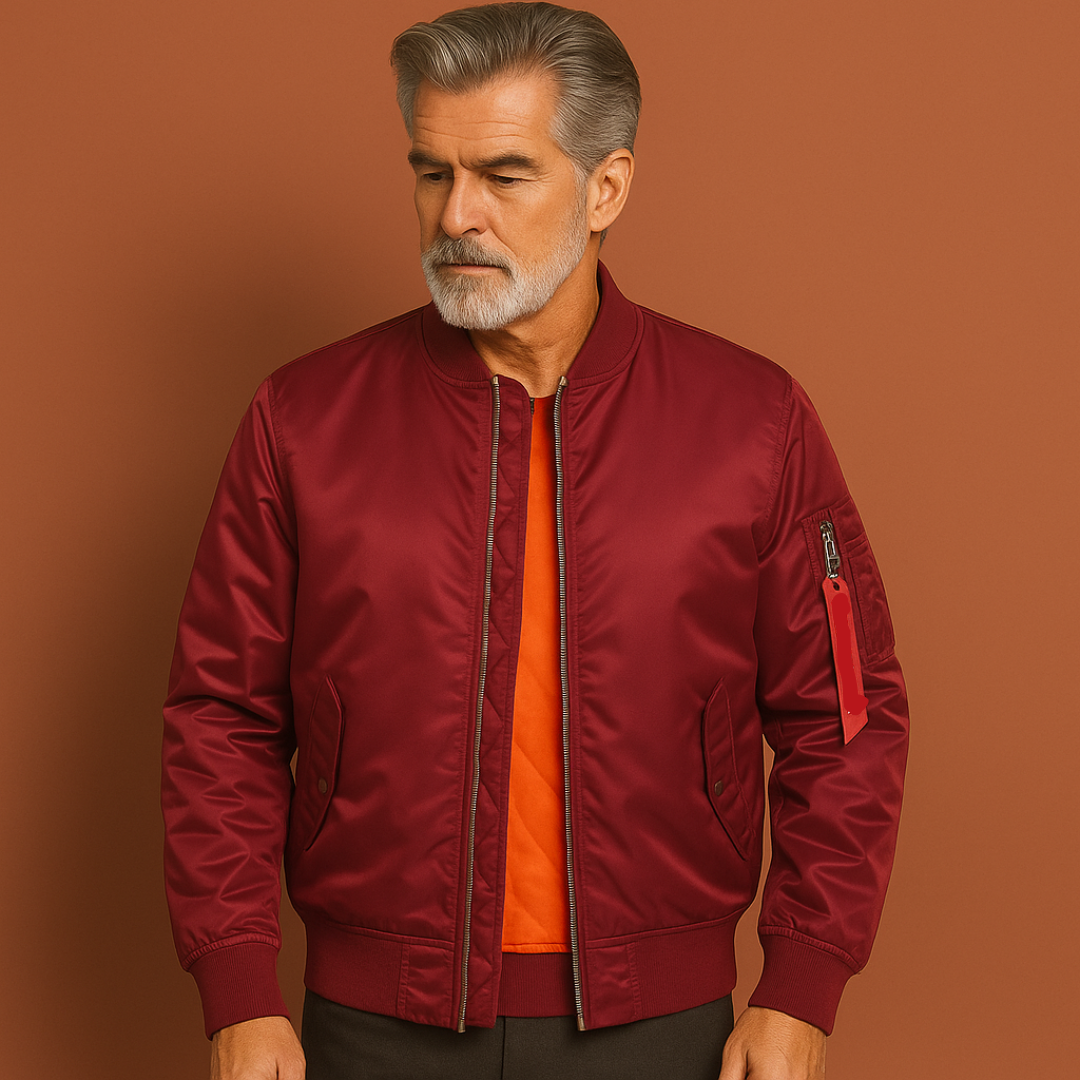 Heren outdoorjas in wijnrood met moderne pasvorm, zacht en comfortabel voor casual en stijlvolle outfits.