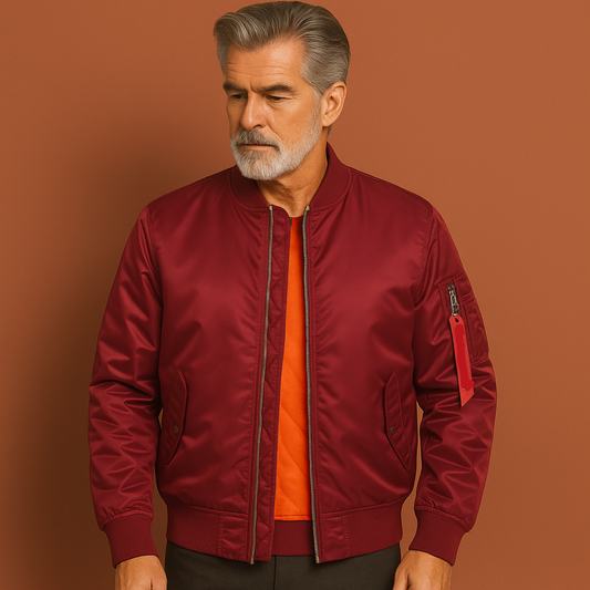 Heren outdoorjas in wijnrood met moderne pasvorm, zacht en comfortabel voor casual en stijlvolle outfits.