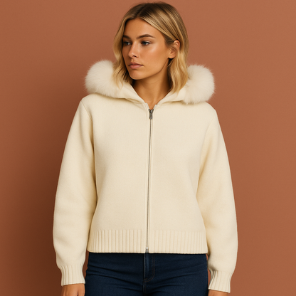 Lang damesvest in wit met capuchon en imitatiebont, zacht en comfortabel voor casual en stijlvolle winteroutfits.