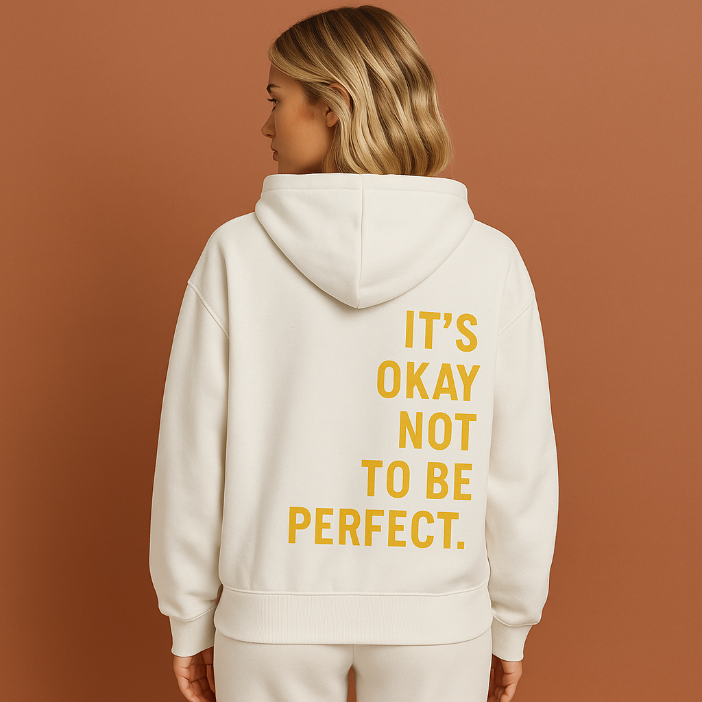 Lange hoodie voor dames in witte kleur met comfortabele pasvorm, ideaal voor koude dagen en casual outfits.