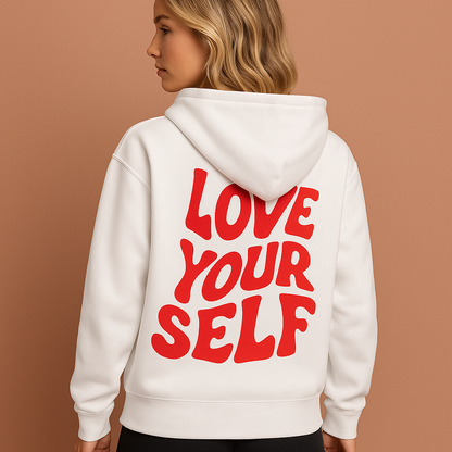 Witte winter hoodie voor dames met streetwear statement design, ideaal voor koude dagen en casual outfits.