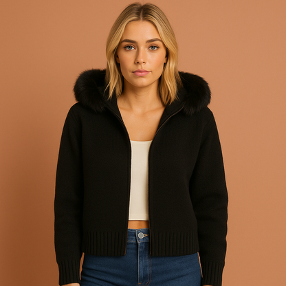 Lang damesvest in zwart met capuchon en imitatiebont, zacht en comfortabel voor casual en stijlvolle winteroutfits.