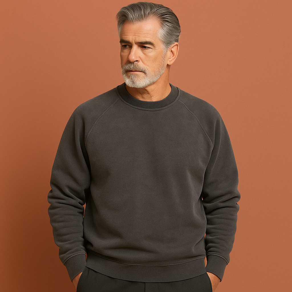 Zwarte heren sweater met minimalistisch design en comfortabele pasvorm, ideaal voor dagelijks gebruik en stijlvolle casual outfits.