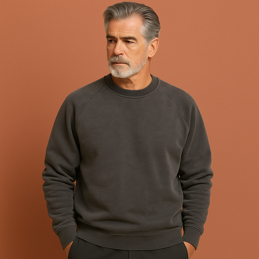 Zwarte heren sweater met minimalistisch design en comfortabele pasvorm, ideaal voor dagelijks gebruik en stijlvolle casual outfits.