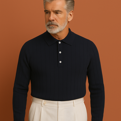 Zwarte fijngebreide polo voor heren met comfortabele pasvorm, ideaal voor nette en casual outfits.