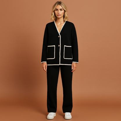 Zwarte tweedelige dames set met elegante pasvorm en moderne uitstraling, ideaal voor casual of chique gelegenheden.